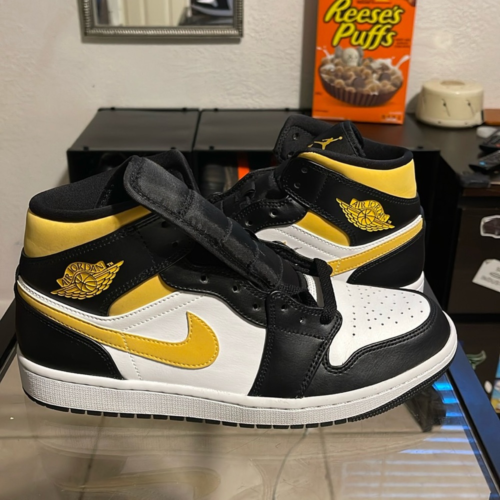 AIR JORDAN 1 MIDS (WHITE/POLLEN-BLACK) SIZE 9.5 MENS